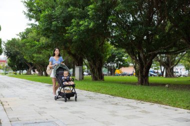 Kadın gününü bebekle Green Park 'ta geçiriyor.