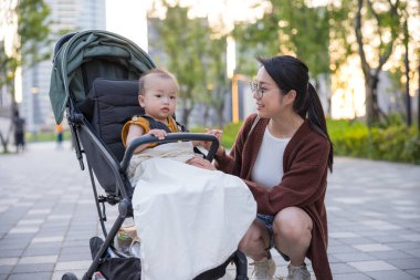 Anne şefkatli bebek gezgini Park Yürüyüşü