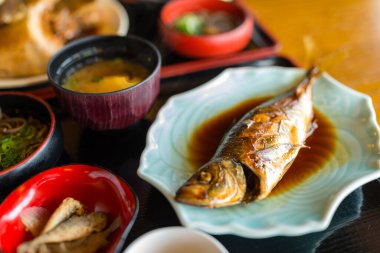 Masada Japon usulü pişmiş balık.