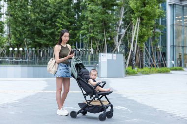 Anne, bebek arabasıyla dışarı çık.