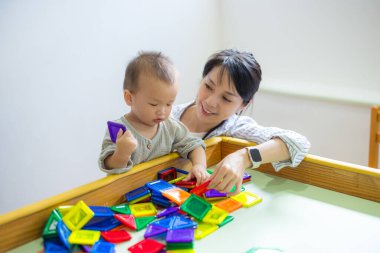 Annem oyun evinde oynaması için çocuk getiriyor.