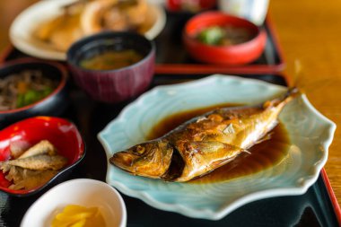 Japon deniz ürünleri geleneksel yemeklerde servis edilir.