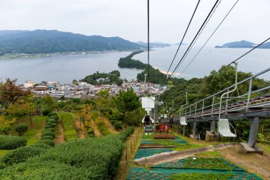 Japonya 30 Eylül 2016: Japonya 'da Amanohashidate teleferik gezisinin manzarası