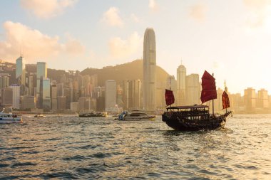 Hong Kong 05 Ağustos 2017: Hong Kong Victoria Limanı ufuk çizgisi gün batımı manzarası