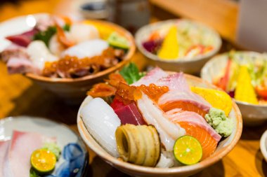 Şef Japon saşimi pilavı hazırla.