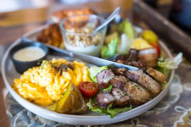 Et ve salatalı tam kahvaltı.