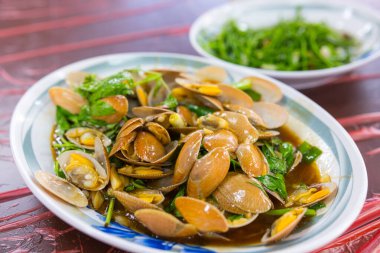 Tayvan restoranı fırında kızartılmış midye pişiriyor.