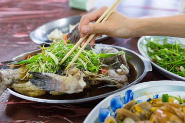 Tayvan kızartma restoranında buğulanmış balık servis edilir.