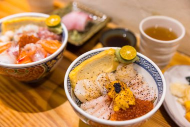 Japon saşimi pilav kasesi ve deniz ürünleri karışımı.