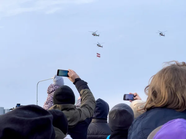 拉脱维亚 独立日阅兵式上的观众看到直升机高举国旗飞过 — 图库照片