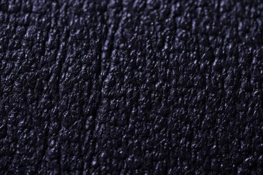 Derin tahıllı ve ince parlayan siyah deri desenli makro çekim. Ürün tasarımı, moda veya arka plan kompozisyonlarında kullanım için harika.