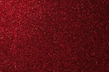 Işıldayan yansımaları ve parlak parıltılarıyla kırmızı parıltılı yüzeyin makro görüntüsü. Festival, romantik ya da dekoratif tasarım projeleri için ideal.