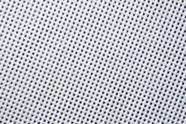 Beyaz ağ kumaşının yakın plan görüntüsü tek bir ızgara benzeri yapıyı ve desenli lifleri gösteriyor.