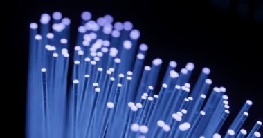 Veri transferi konsepti için yanıp sönen fiber optiğin 3d görüntüsü.