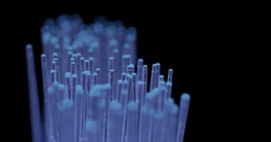 Veri transferi konsepti için yanıp sönen fiber optiğin 3d görüntüsü.