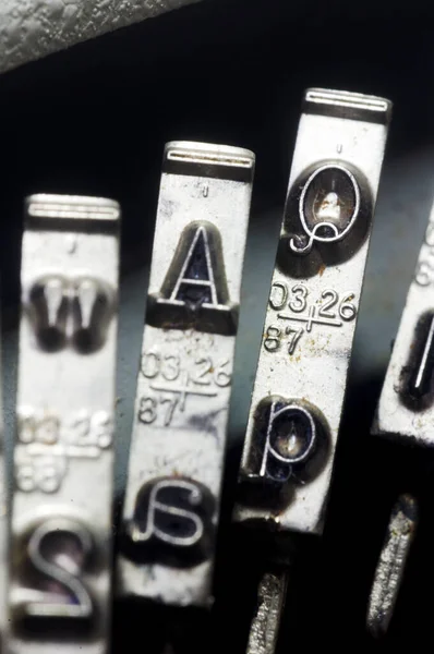 Zbliżenie Starych Klasycznych Kluczy Maszyn Pisania Dla Różnych Pojęć — Zdjęcie stockowe