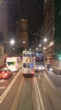 Hong Kong 'un gece tramvaydaki videosu dikey formatta.