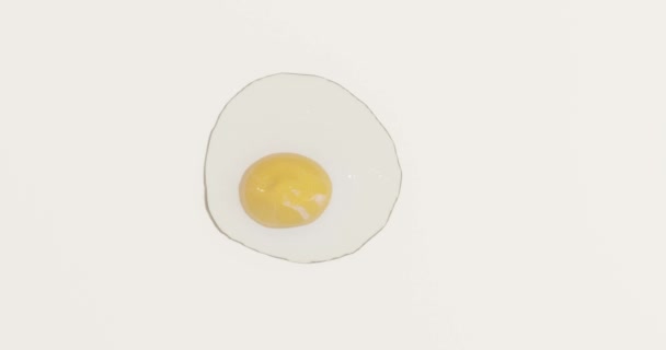3Dレンダリングは栄養価の高いまたは朝食のための生卵を割りました — ストック動画