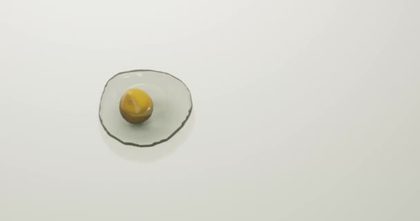 Renderować Pęknięty Surowy Spadające Jajko Dla Pożywne Lub Śniadanie — Wideo stockowe