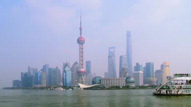 Lujiazui Huangpu nehrinde açık bir günde Şangay silüeti.