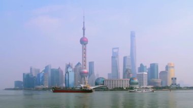 Lujiazui Huangpu nehrinde açık bir günde Şangay silüeti.
