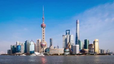 Lujiazui Huangpu nehrinde açık bir günde Şangay silüeti.