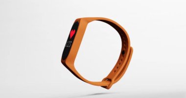 Arka planda 3 boyutlu akıllı bant, fitness saati, spor bilekliği veya fitness aktivite izleyicisi görüntüleyicisi izole edildi.