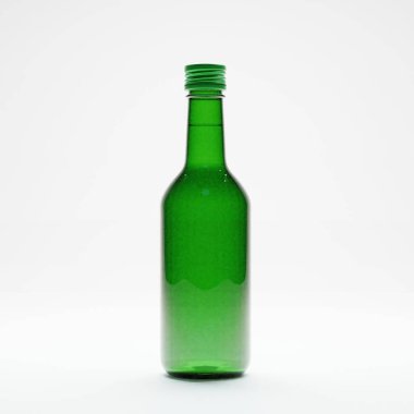 İzole edilmiş 3D Stüdyo Kore soju şişesi alkollü içecek. 