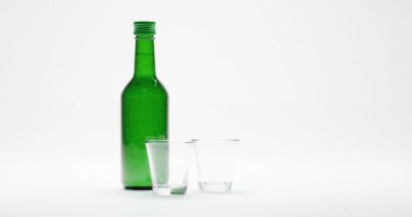 İzole edilmiş 3D Stüdyo Koreli soju şişesi alkollü içecek ve içki bardağı veya sarhoş konsepti.