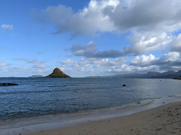 Playa Con Mokolii Isalnd Chinaman Hat Distancia Que Una Isla —  Fotos de Stock