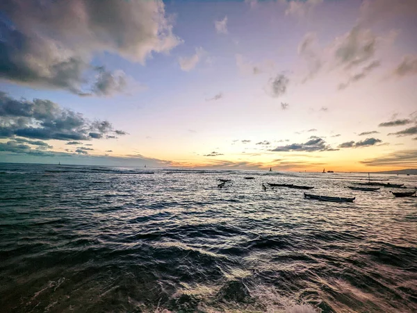 Naplemente Óceán Felett Csónakokkal Vízben Oahu Hawaii — Stock Fotó