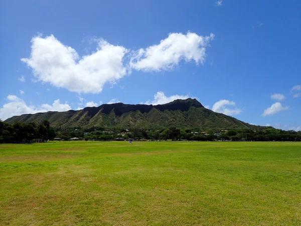 Kapiolani Park Met Diamant Hoofd Wolken Verte Oahu Hawaii — Stockfoto