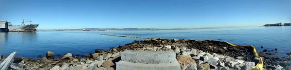ヘロンのヘッドパークバードのロッキーポイントカリフォルニア州サンフランシスコの距離でボートと水の油制御とブラインド — ストック写真