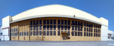 Alameda - 16 Ağustos 2010: Kabuğu soyulmuş Eski Hangar Binası.