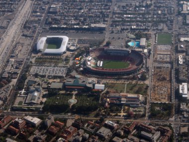 Los Angeles - 26 Ekim 2018: Aerial of Los Angeles Memorial Coliseum, Banc of California Stadium, LA84 Foundation / John C. Argue Swim Stadium, California Bilim Merkezi ve Doğal Tarih Müzesi. Stadyum bir fahişe olarak hizmet veriyor.