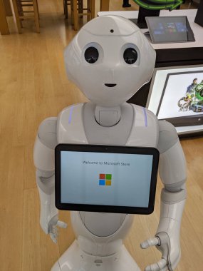 Honolulu - 30 Ağustos 2019: Microsoft Mağaza Robotu girişte selamlıyor.