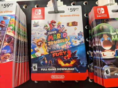 Honolulu - 28 Eylül 2021: Nintendo Switch digital Games Super Mario 3D World artı Bowser 's Fury ve Luigi Mansion 3 Full Game Download kartları Target mağazasında satılıyor. Nintendo Switch nereye gidersen git, dönüşmek için tasarlandı.