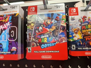 Honolulu - 28 Eylül 2021: Nintendo Switch Dijital Oyunları Super Mario Odyssey ve Super Mario 3D World artı Bowser 's Fury Full Game İndirme kartları Target mağazasında satılacak. Nintendo Switch nereye gidersen git gitmek için tasarlandı, transfor