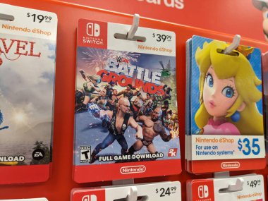 Honolulu - 28 Eylül 2021: Nintendo Switch dijital oyunları WWE 2K Battle Grounds Full Game İndirme kartları Target mağazasında satılmaktadır. Nintendo Anahtarı evdeki konsoldan taşınabilir sisteme dönüşmek için tasarlandı. 
