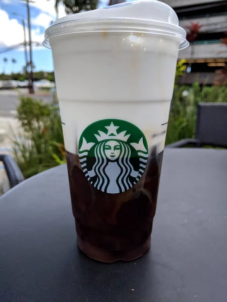 檀香山 2018年9月28日 星巴克塑料杯 白雪公主卡布奇诺 桌上有大量泡沫 — 图库照片