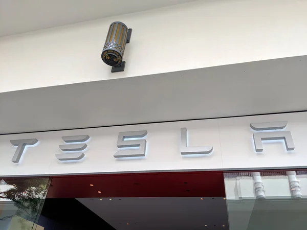 Honolulu Agosto 2019 Signo Tesla Blanco Con Texto Gris Encima — Foto de Stock