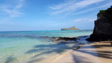 Pahonu Pond (Antik Hawaii Balık Havuzu) Waimanalo körfezinde Tavşan Adası ile sığ dalgalı okyanus suları ile Windward Oahu 2014 'te bulutlarla dolu mavi gökyüzü ile Pasifik Okyanusuna bakıyor..
