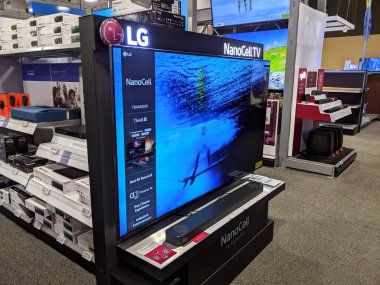 Honolulu - 7 Kasım 2020: LG NanoCell TV 4K TV ThinQ Explay in Best Buy. LG Şirketi, eski adıyla Lucky-Goldstar, Güney Kore 'nin çok uluslu bir holdingi..