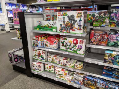 Honolulu - 7 Kasım 2020: Lego Süper Mario, Minecraft, Harry Potter Best Buy Store 'da satılık.