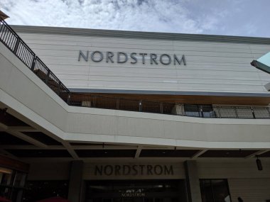 Honolulu - 30 Ağustos 2019 Nordstrom mağaza tabelası Nordstrom, Ala Moana Center, Nordstrom büyük bir giyim perakendecisi.