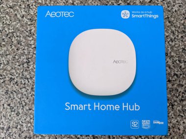 Waikiki - 9 Kasım 2021: Aeotec Smart Home Hub Things Masadaki Kutuda.
