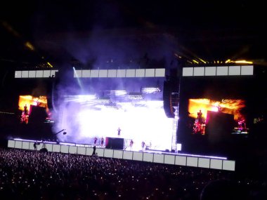 Honolulu - 8 Kasım 2018: Bruno Mars Hawaii 'deki Aloha Stadyumu' nda konser sırasında sahnede grup olarak mikrofona şarkı söyledi..