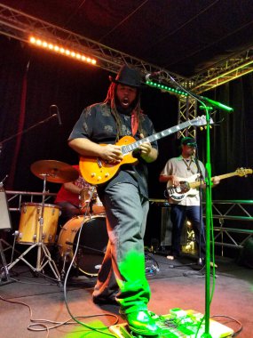 Honolulu - 26 Mart 2018 Rehberlik Grubu Keith Batlin Ala Moana Alışveriş Merkezi 'ndeki Mai Tai Bar' da şarkı söylüyor, müzik çalıyor ve şarkı söylüyor..