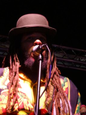 Honolulu - 4 Kasım 2016: Rehberlik Grubu Keith Batlin, Ala Moana Alışveriş Merkezi 'ndeki Mai Tai Bar' da şarkı söylüyor, müzik çalıyor ve reçel çalıyor.