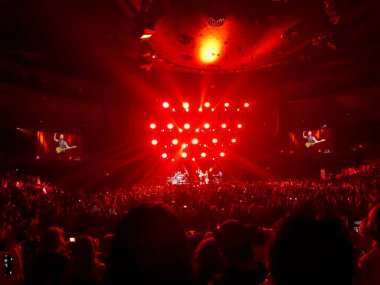 Honolulu - 4 Kasım 2016: Honolulu 'daki Blaisdell Arena' da müzisyen Sting ve grup kırmızı ışıkta müzik çalıyor.